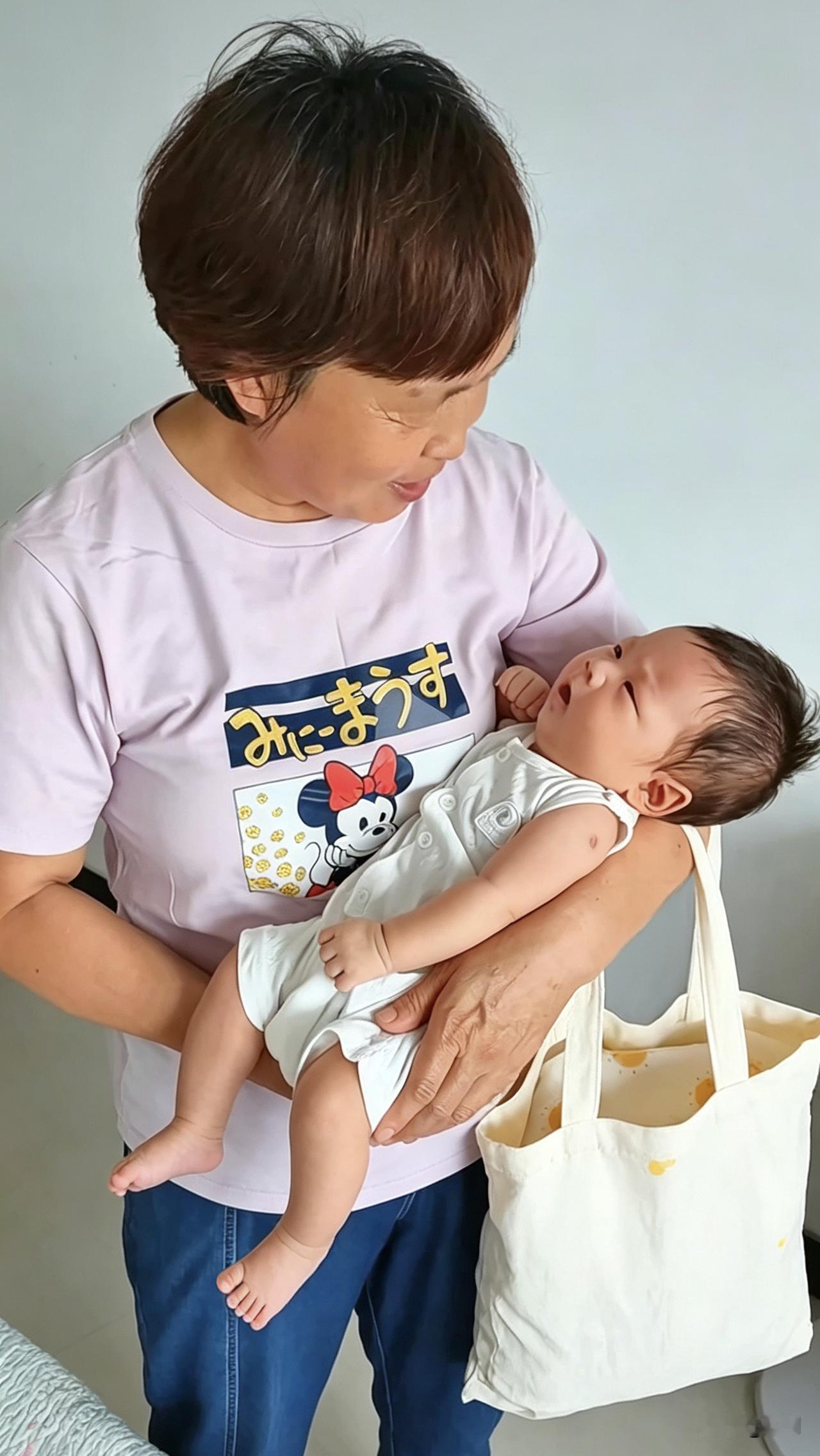 华强姑姑家的小孙子长得真好看，一头小头发乌黑浓密，看着可比傻大妮家的孙子好看多了