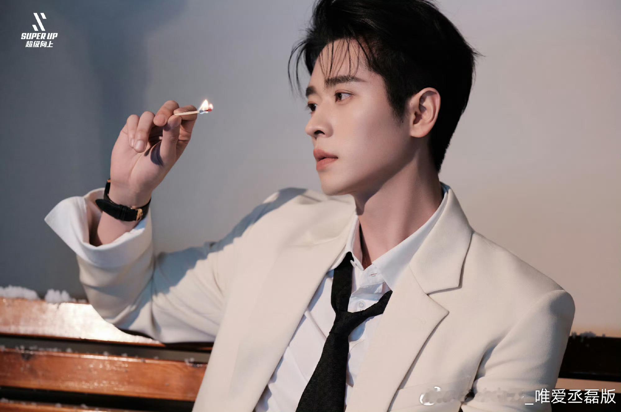 丞磊 CL丞磊成何体统 CL丞磊夏侯澹星火点缀人间，枯叶在秋风中结束 光从希望之