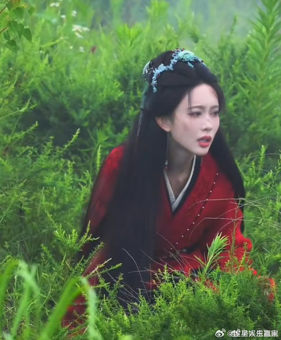 孟子义《百花杀》沈汐和红衣脏脏包路透，明艳又破碎，这个红衣好漂亮 ​​​