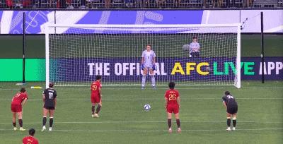 王霜停赛，张琳艳点射难救主。就在昨晚，中国女足1比2倒在了澳大利亚脚下，无缘亚洲