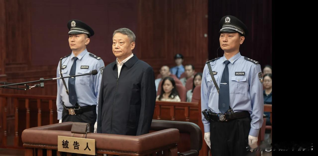 法庭上还穿官员夹克人模人样，暗地里捞钱上亿！贪腐数额现在是水涨船高，数额越来越大