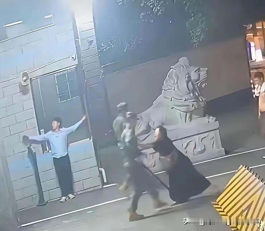 不知大家有没有发现！躲进武警营区求救者靠墙张开双手，很多人觉得奇怪，懂的人都明白