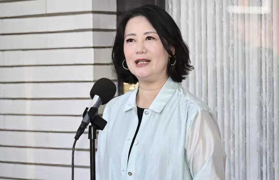 近日，东瀛政坛高手高市早苗隔海发难，一记“插手台海”的劈空掌力激起千层浪。

中