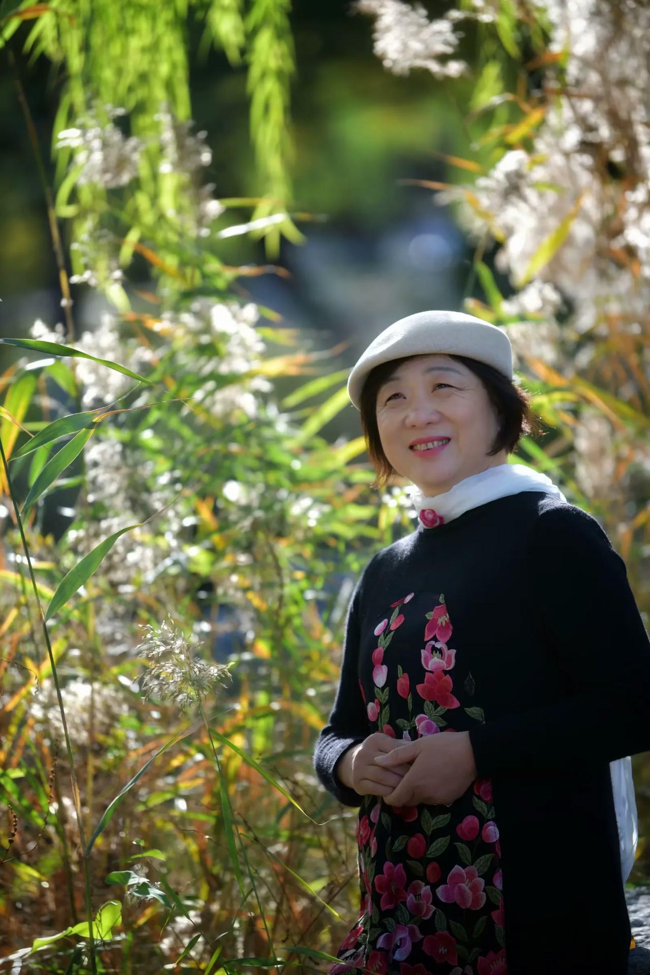 秋冬季节，拍摄于龙湖公园！#随拍树花满技头# #公园树叶一层# #花园里的树影#