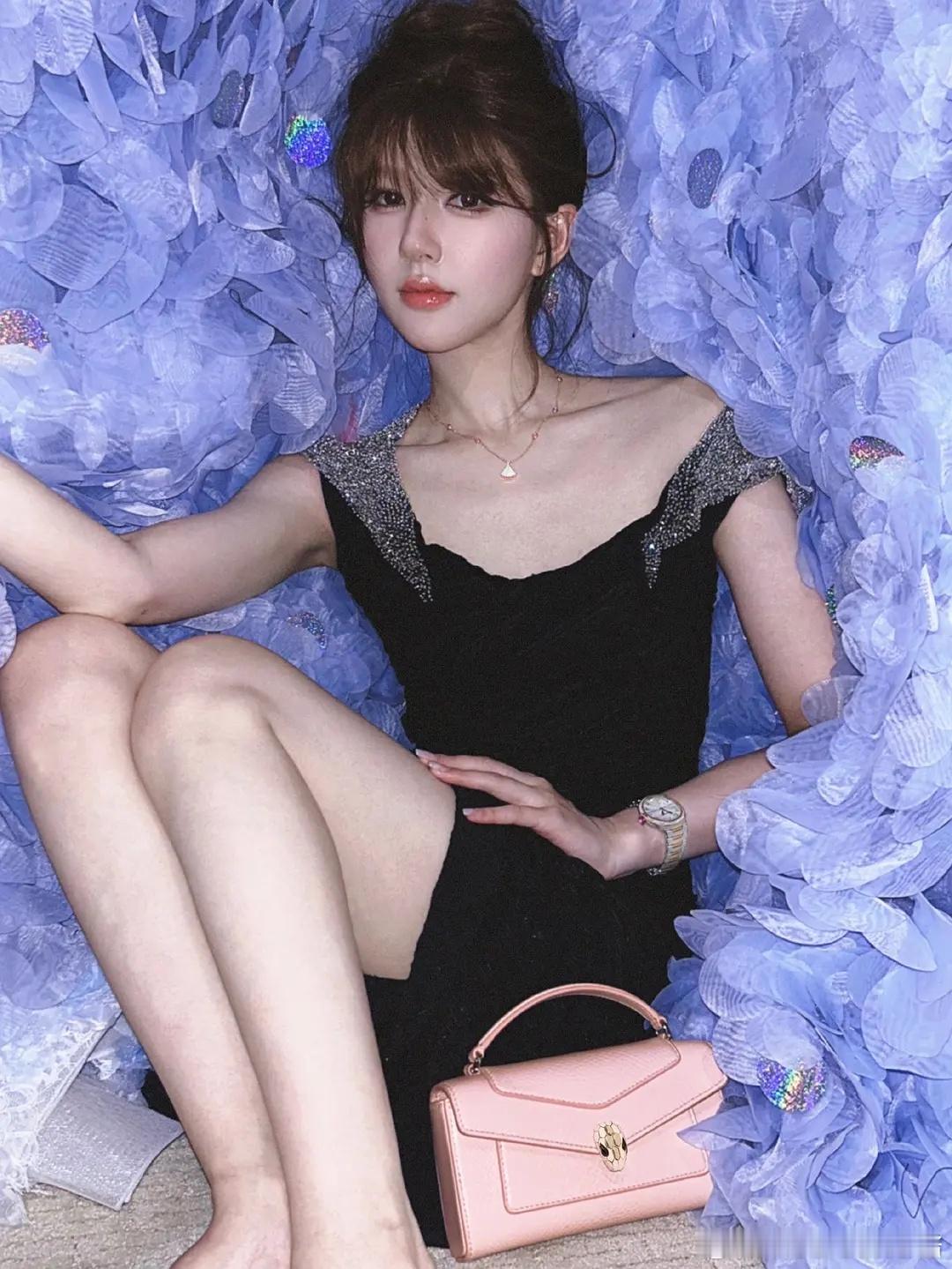 赵露思身体就像是东拼西凑到一块的，没有人类该有的和谐感 ​​​