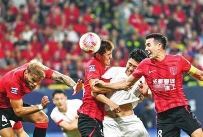 海港队争冠梦碎！10月18日晚中超倒数第三轮，客场1比3惨败成都蓉城，领先优势瞬