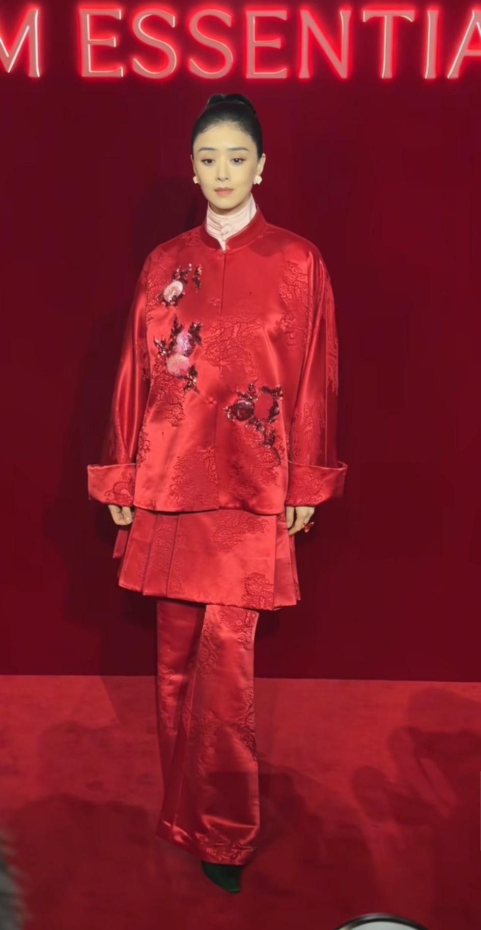 满蒙八旗的服饰实在不好看，
就连华妃娘娘穿上也没什么出彩的地方，
白白糟蹋了蒋欣