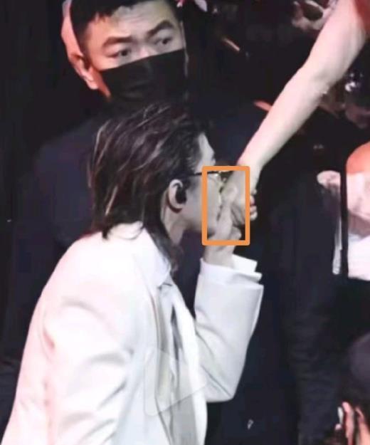 蔡徐坤说终于撕掉爱豆标签蔡徐坤亲吻粉丝手背蔡徐坤演唱会 蔡徐坤在澳门演唱会上走下