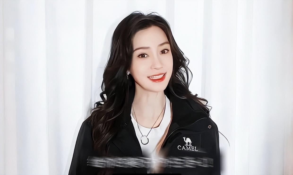 Angelababy风波后首次露面 绽放甜美笑容状态佳
搜狐娱乐讯 10月24日
