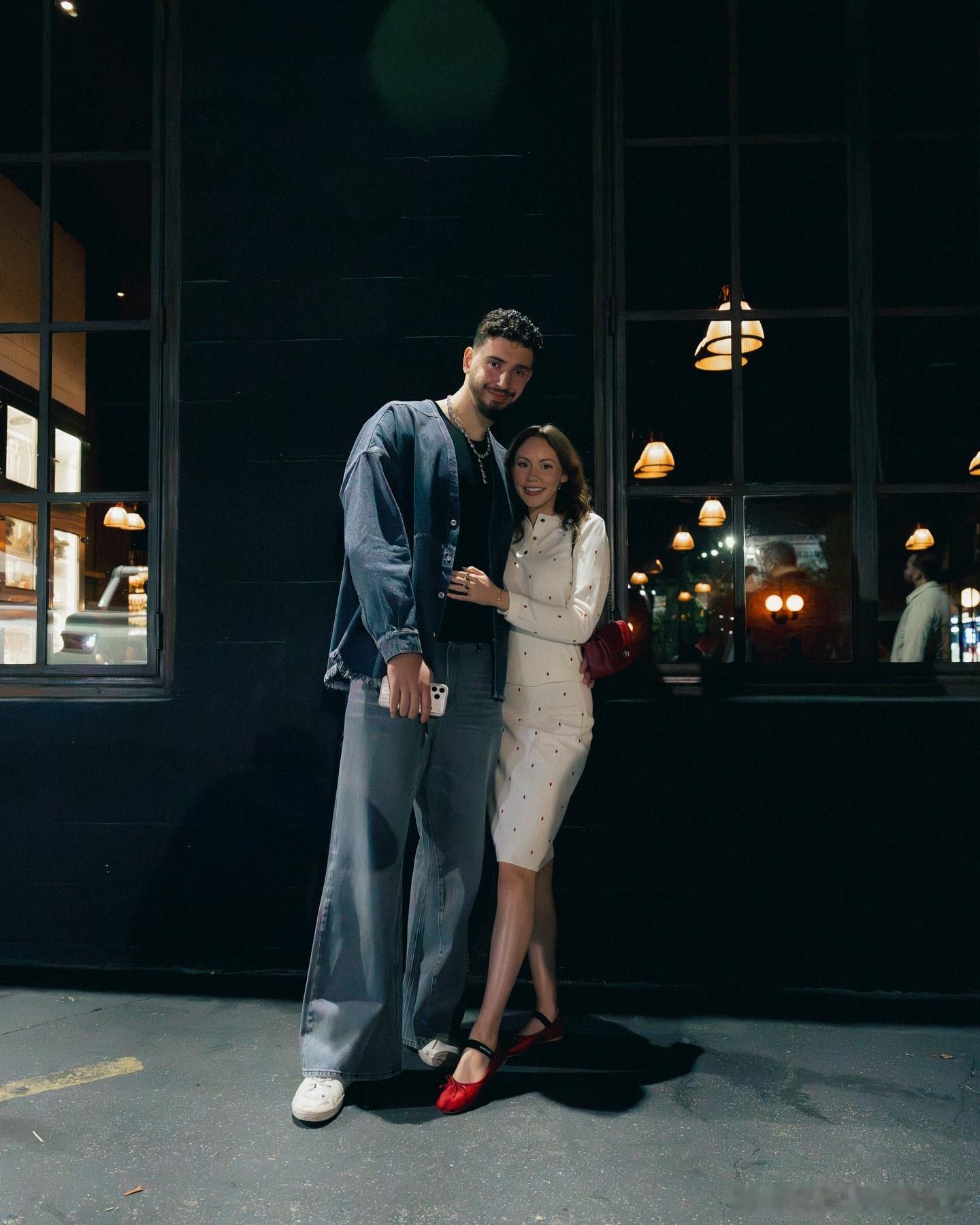 申京女友晒出与申京合照并配文：“我两次入选全明星的宝贝！你是快乐与努力的化身，让