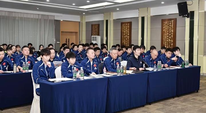 国乒今日召开会议，王励勤坐镇C位，秦指导、肖指导分守两侧，主教练分列左右，妥妥的