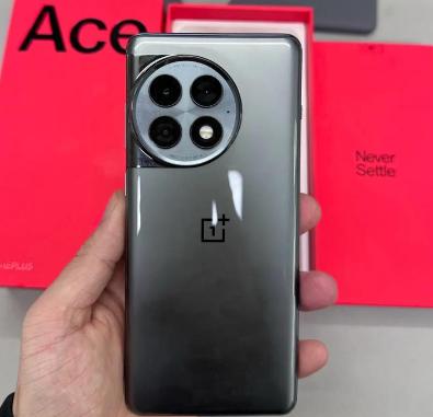 屏幕方面，一加Ace 5 Pro配备了一块6.78英寸的直面全面屏，屏占比达到9
