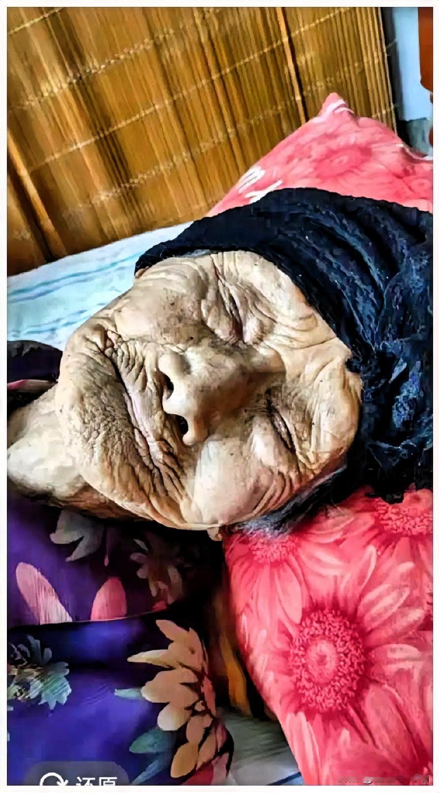 太痛心了！
102岁的外婆，吃完晚饭后想躺一会儿，没过十分钟就离世了。

家人给