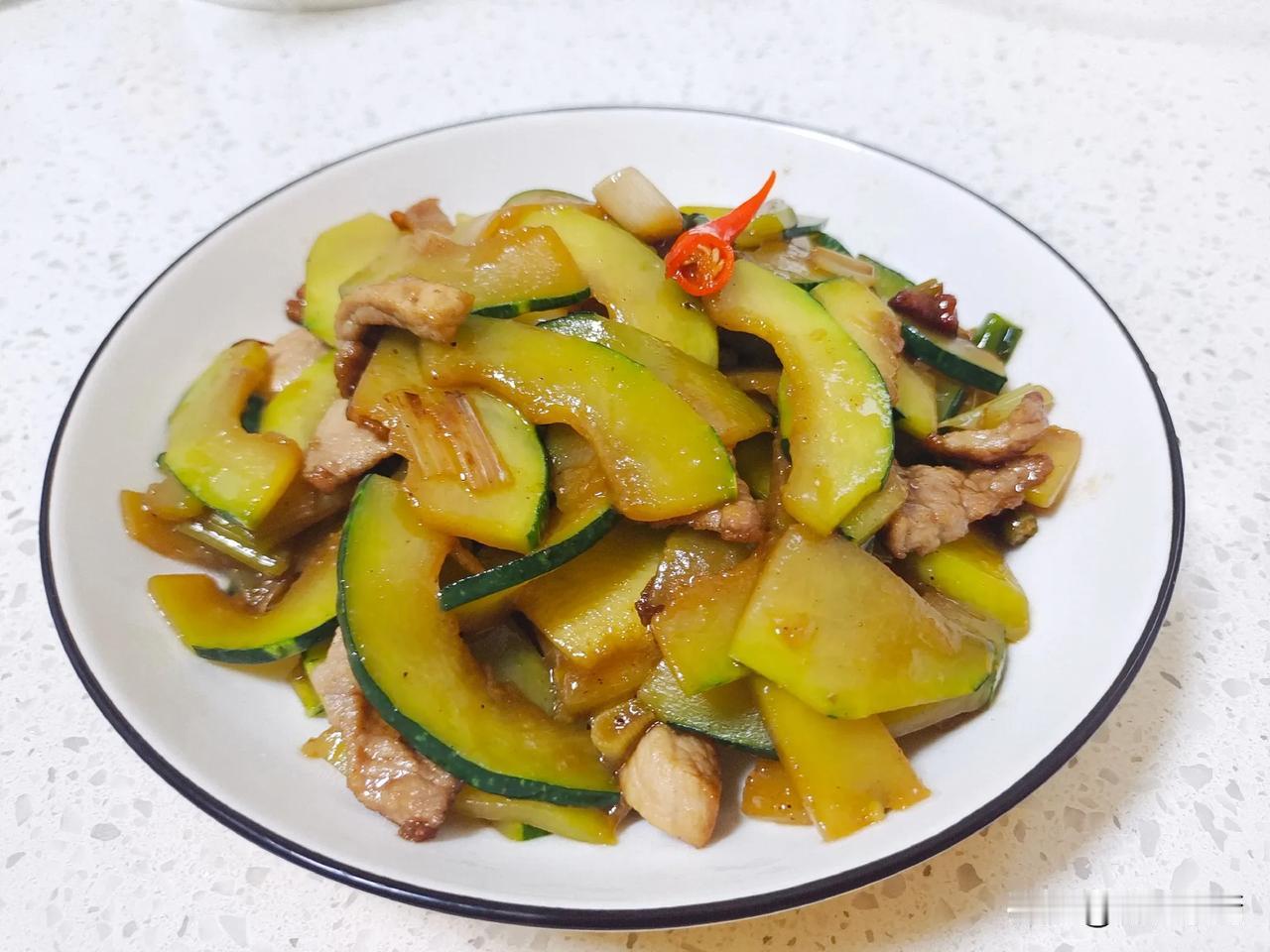 最近迷上了吃菜南瓜，炒出来软软糯糯的，配馒头真好吃。