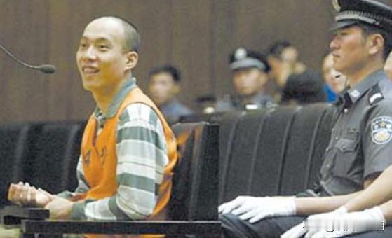 2005年9月，一个男子被枪决的第二天，他姐姐来到北京市第一看守所，送来一面锦旗