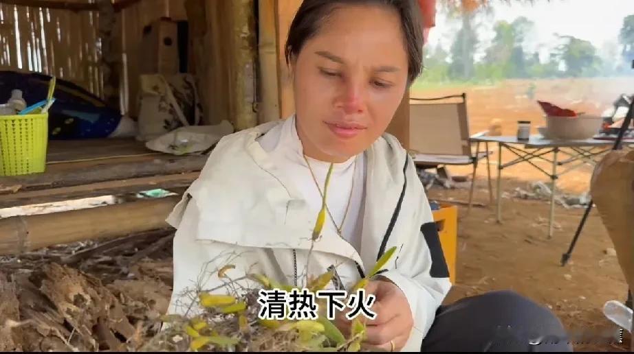 看了阿彪今天的视频，网友们惊讶地发现: 小依整容失败了！

自从阿彪和小依矛盾，
