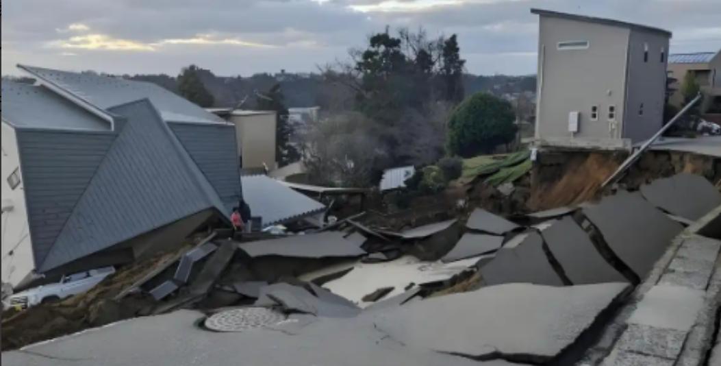 富士山临爆！300年能量堆积，日本雪上加霜。强震未平，火山又起！沉睡300年的富