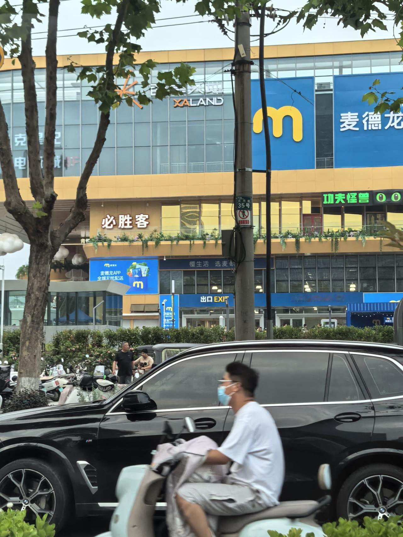 本来这一个地铁口还好，正好有一个红绿灯，交通状况一直很好，某大型商场一开业，这个