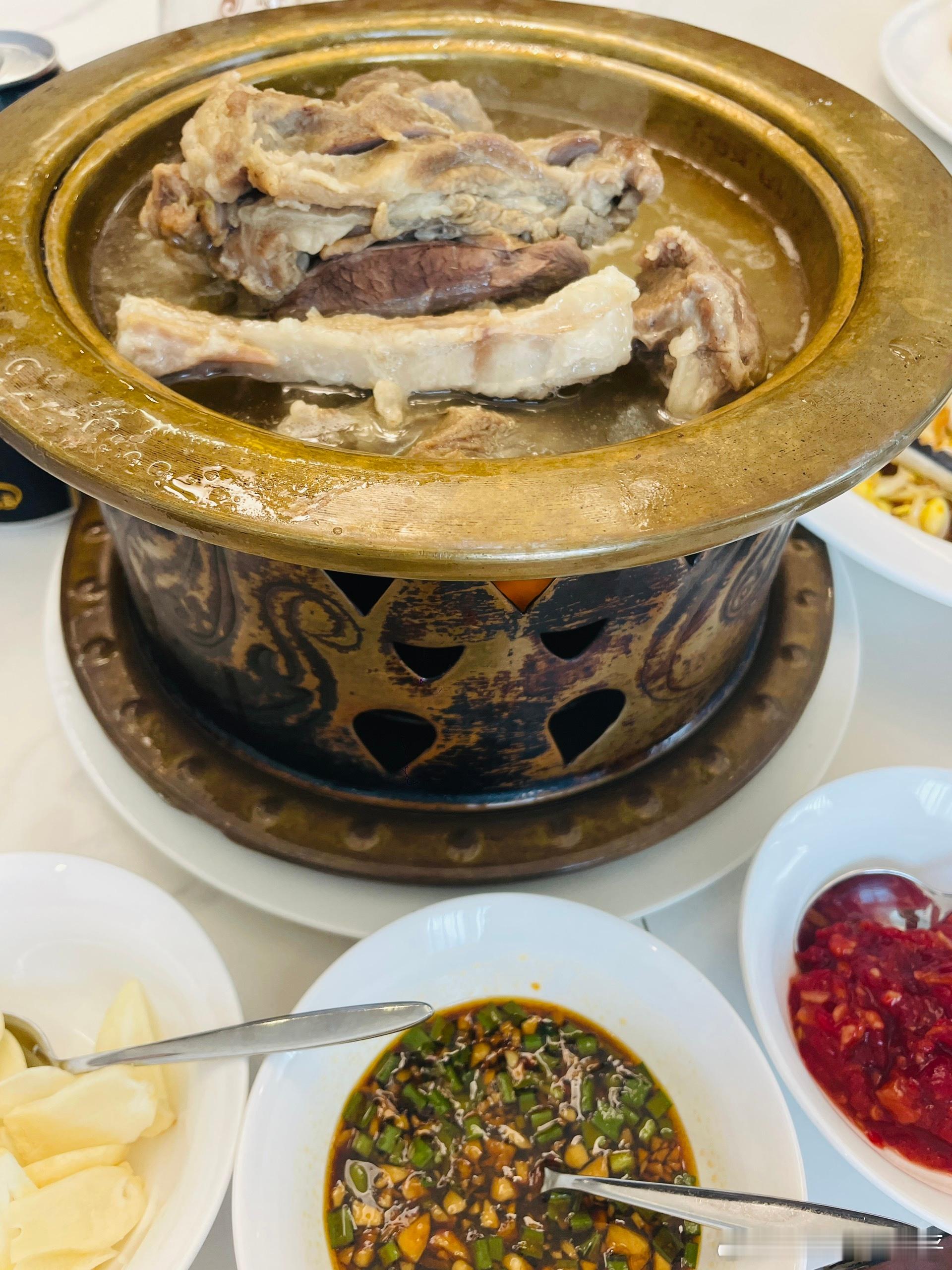 每日一餐分享一去东瀛已三载，今朝归国来省亲。奶茶飘香，羊肉鲜美，掼蛋照旧，用杯酒