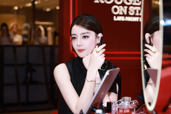 迪丽热巴生图精修有差别吗迪丽热巴顶级美神的实力怼脸镜头毫无压力，迪丽热巴生图质感