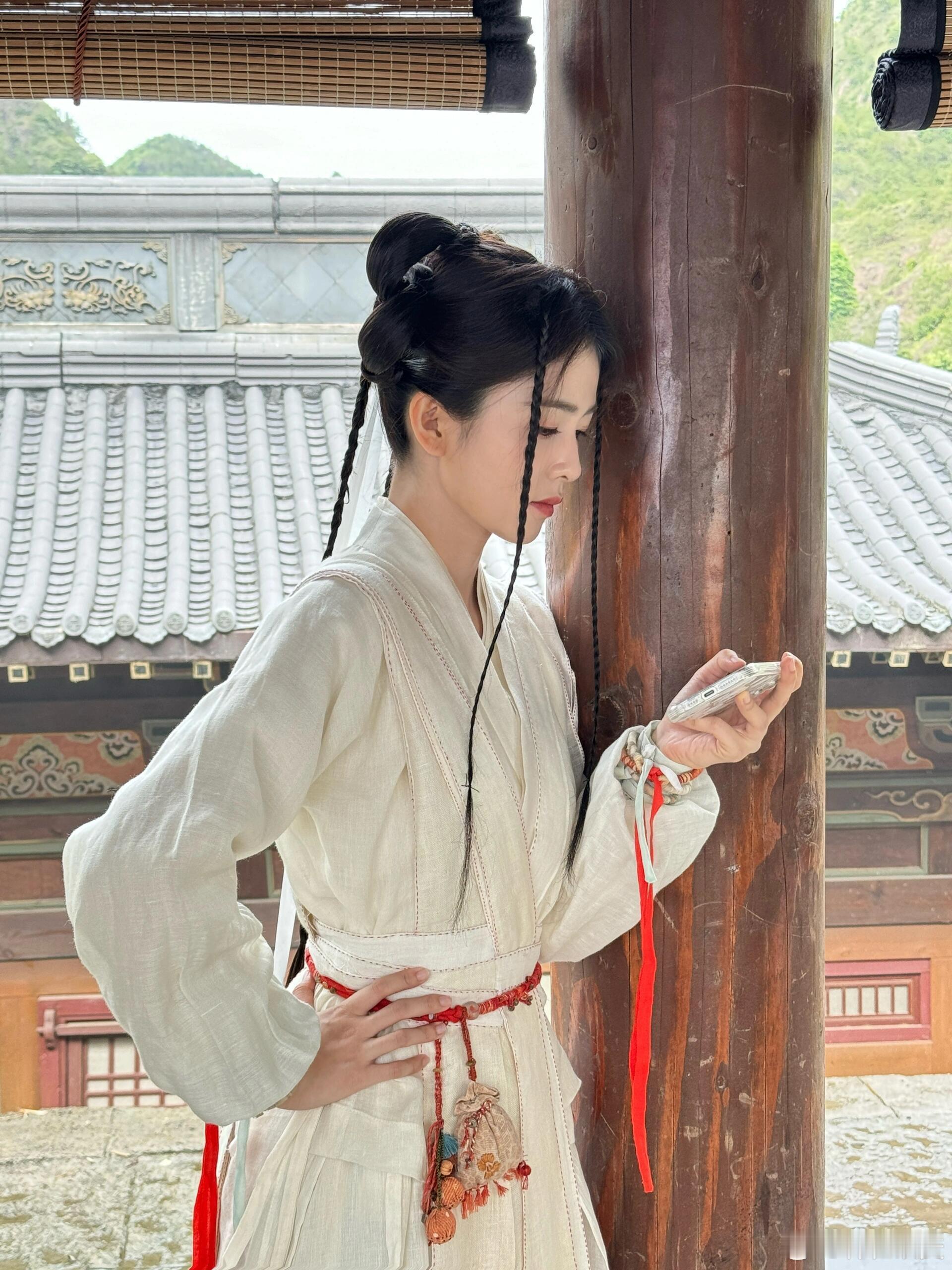 白鹿  今晚搂我睡！太喜欢腿妈发的🍍啦！感觉离我好近，小猪包太可爱了[飞吻R]