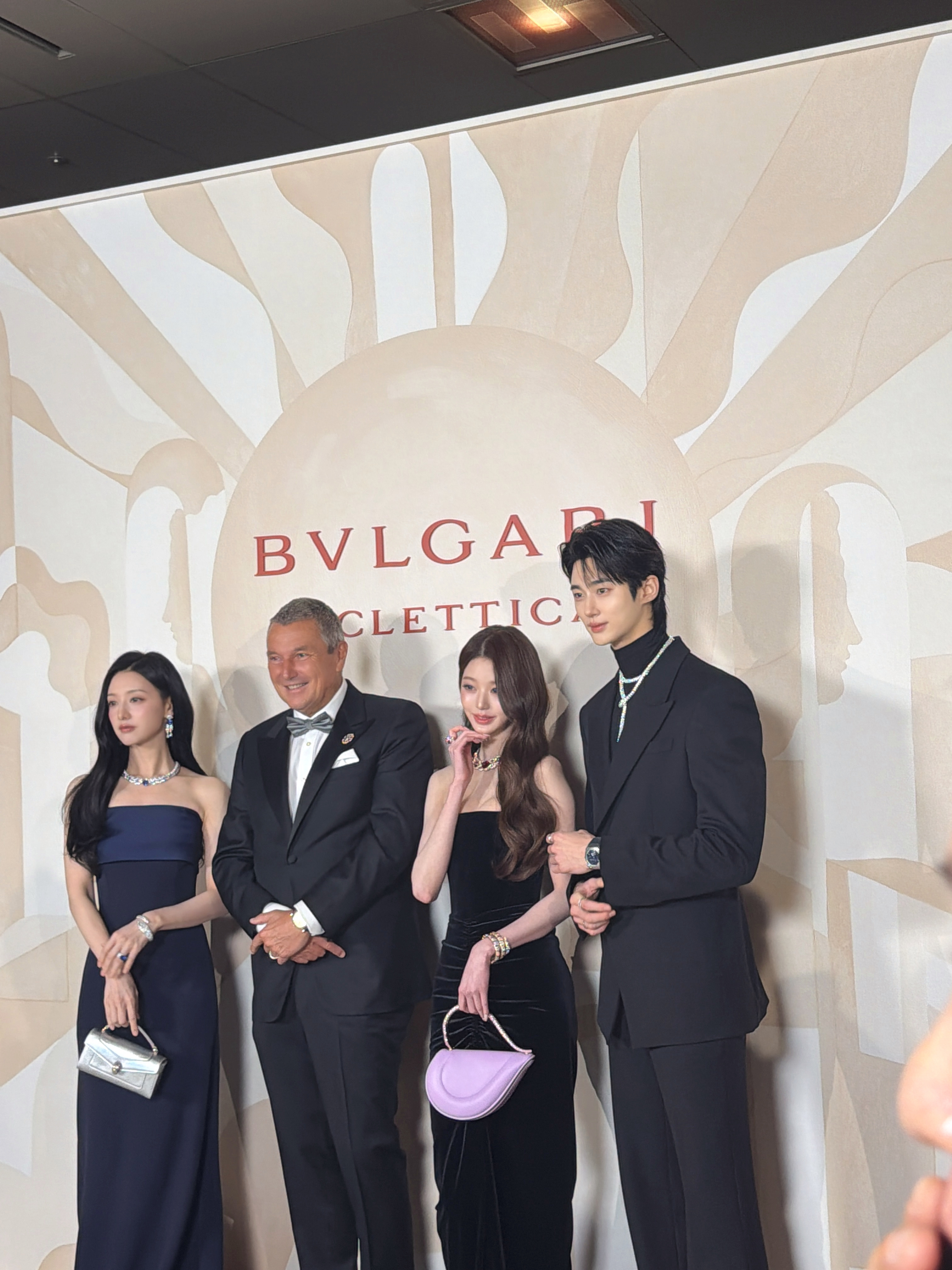 妈呀老乱的头也太小了吧 原相机后置也美成这样