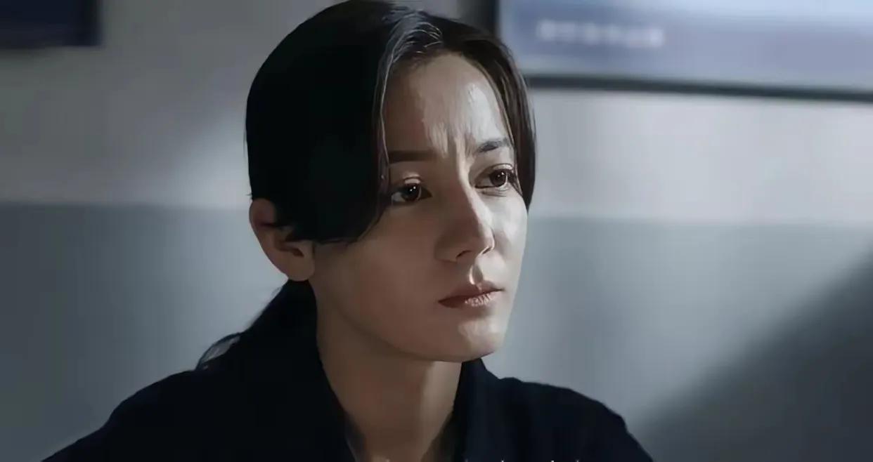 追剧《利剑·玫瑰》，剧情突变，有人匿名举报邓妍收受贿赂，并在家中查出8万元现金，
