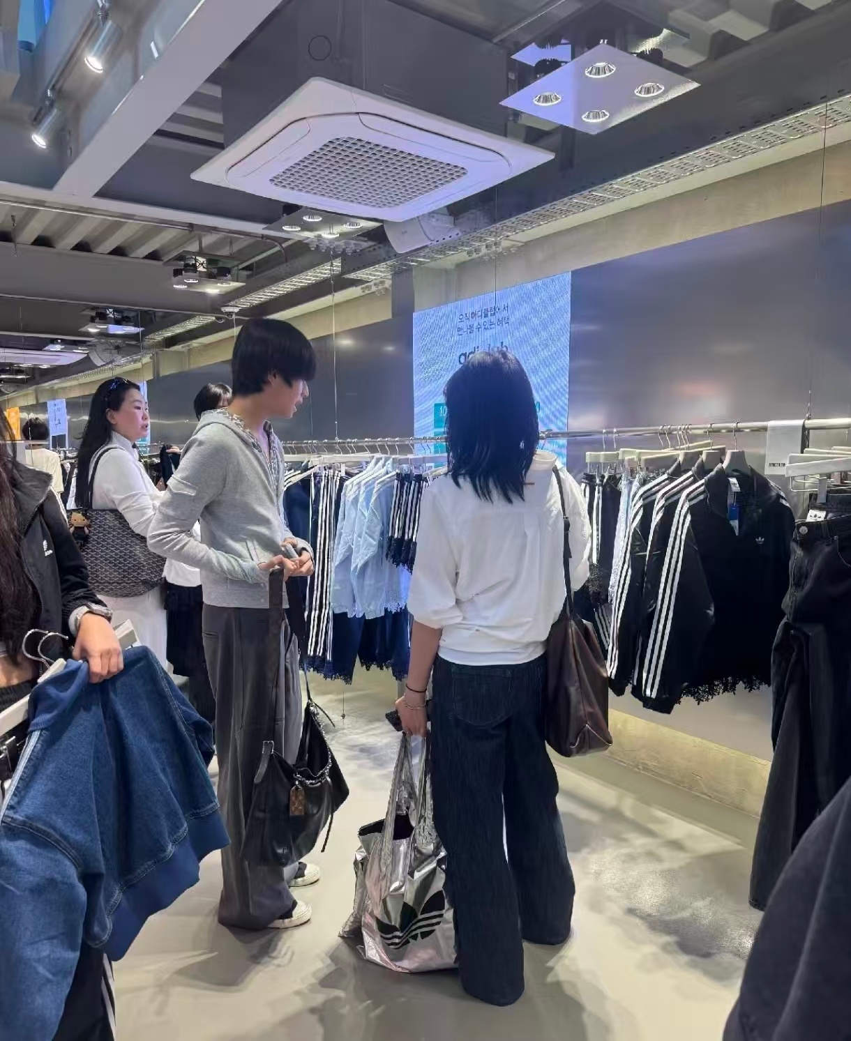  王橹杰陈奕恒逛阿迪达斯 被围得水泄不通也依旧认真逛街，状态好到爆 