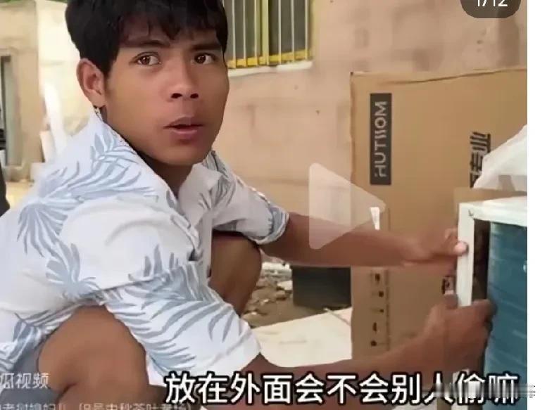 小陈和小梅给丈母娘家按装空调，引二哥和火姝的(傻冒)。

在老挝‘一个相对落后、