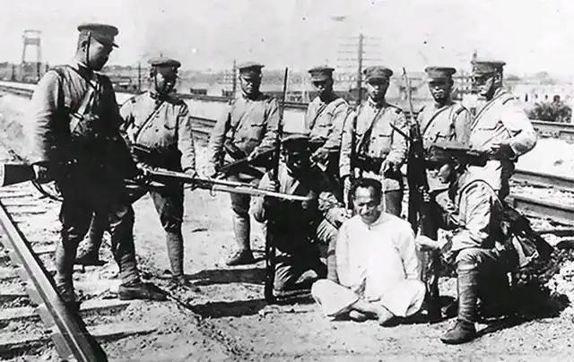 日本鬼子占领沈阳飞机场时，飞机场的军警整队等待日军，只因个别卫兵没有及时脱下军装