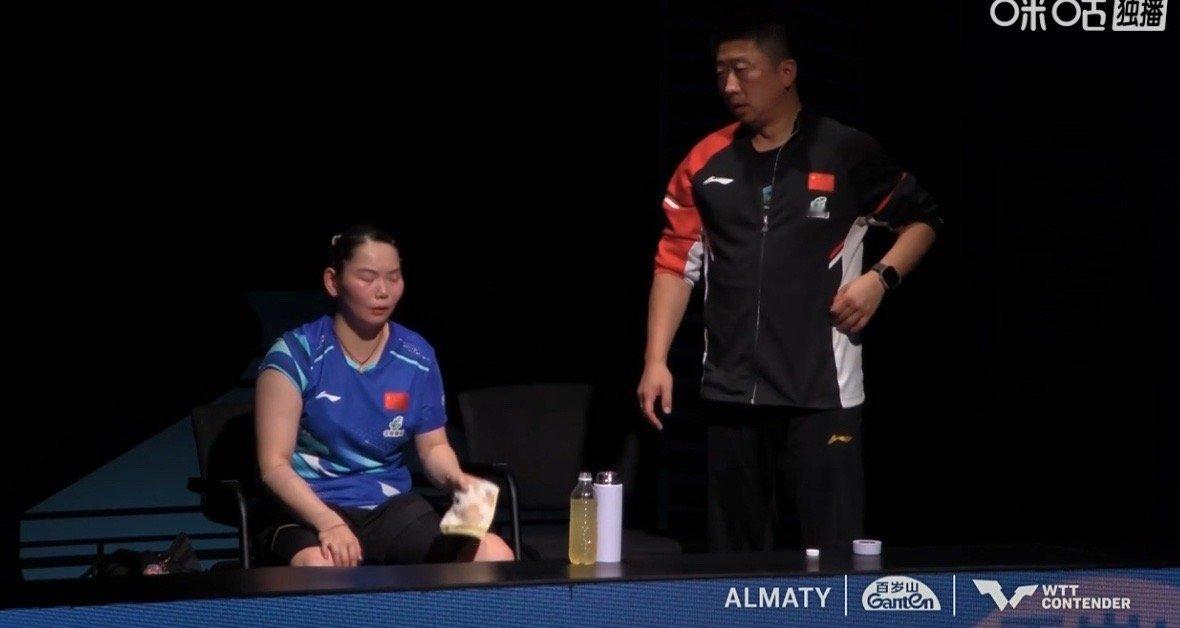 何卓佳1-2桥本帆乃香何卓佳太累了 和佐藤瞳打五局 又打了女双[二哈] ​​​