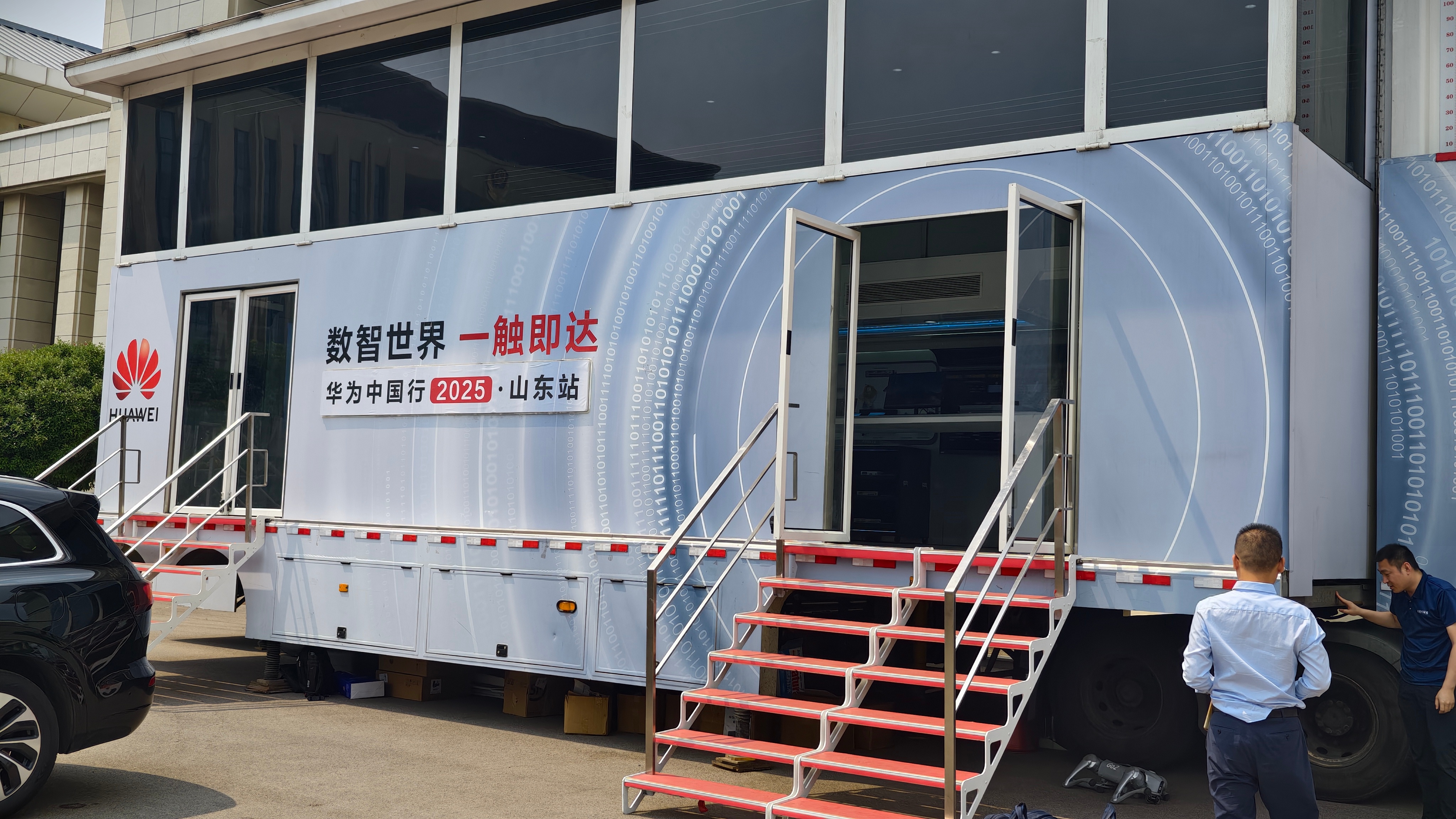 华子来学校里摆展了 ​​​