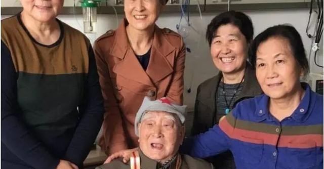 伪军打扫战场，发现一八路军还活着，小声说：忍着别动，一会就走

秦光这个人，19