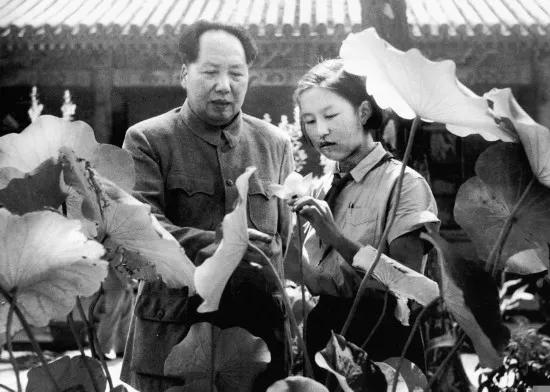 毛主席病逝后，每年生日那天，一个穿着朴素的妇人会排队进入毛主席纪念堂祭拜。直到2