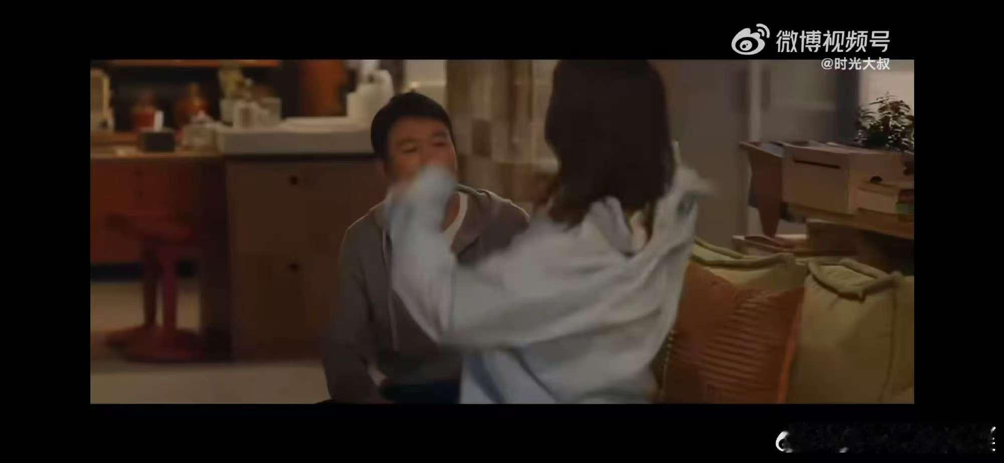 极品婆婆撞到儿子儿媳亲热现场  这样的剧情设置，让人在尴尬中感受到家庭的温馨，这