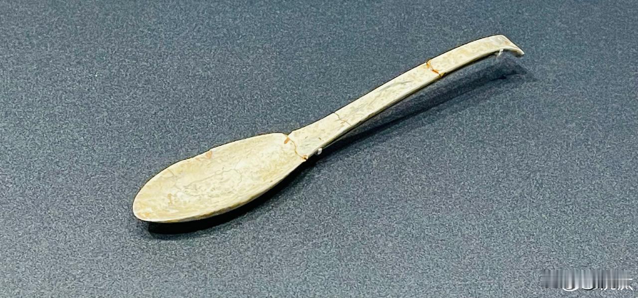 玉勺，5300年前凌家滩的。在那个时代是难得精致的珍品了。肯定有重要用途。沅汰博