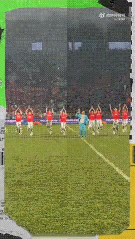 金润吉大雨开唱东北超专程回乡助阵东北超，半路遇上大雨也不肯临时取消演唱，金润吉就