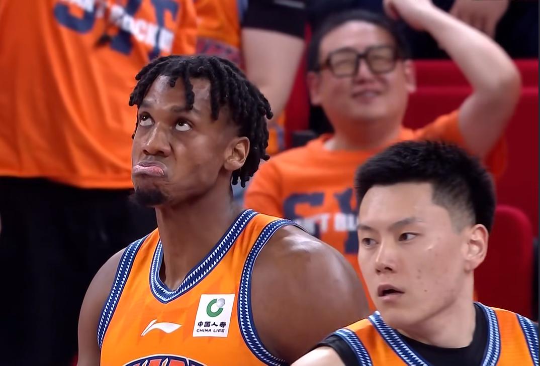 一人打一队具象化了！怀特塞德狂砍26篮板VS广东全队28个篮板球
历史总是惊人的