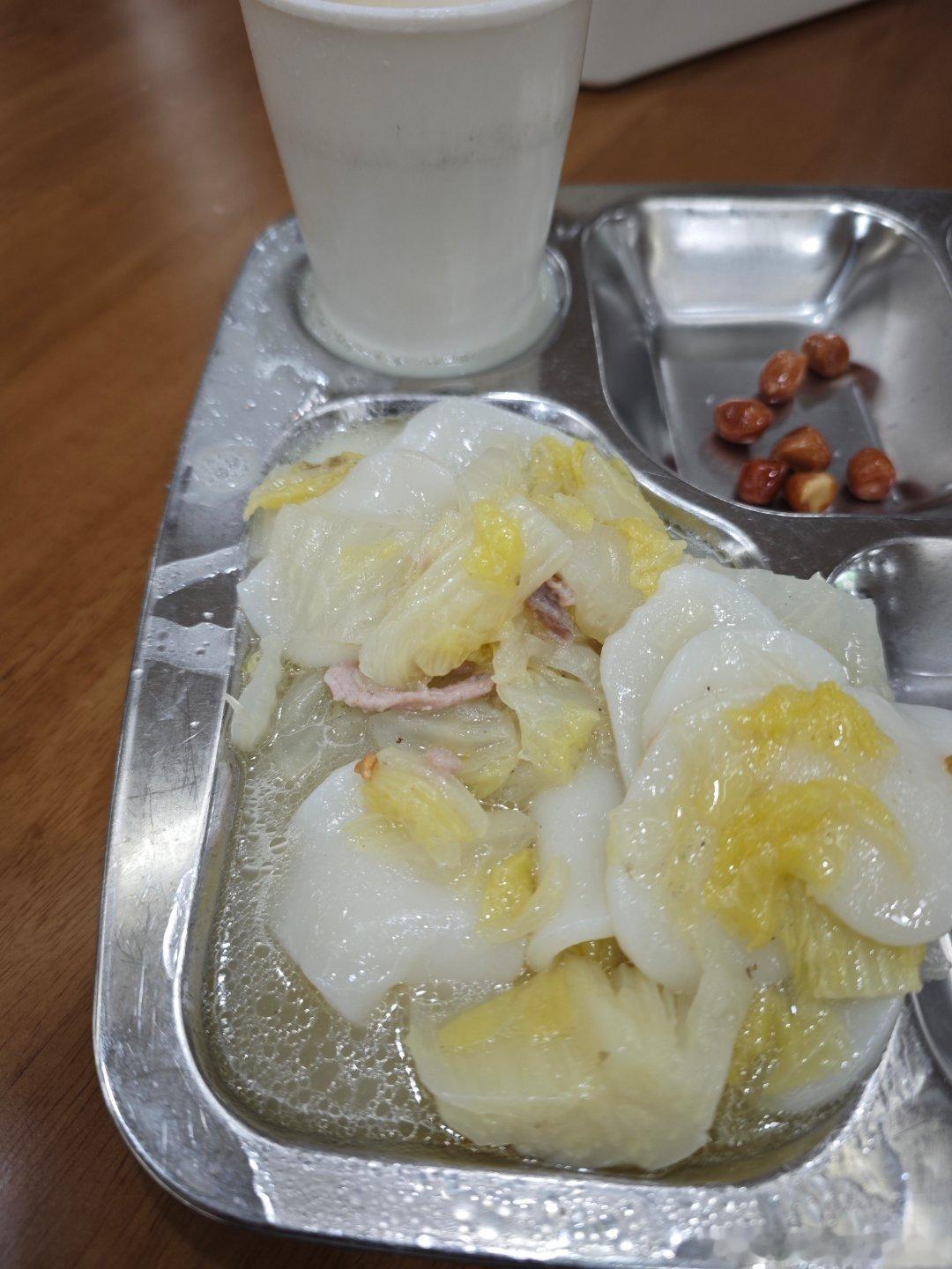 我一定是没睡醒，大早上就干蠢事……给豆浆加糖的时候，盘子没端稳，汤汤水水一把撒在