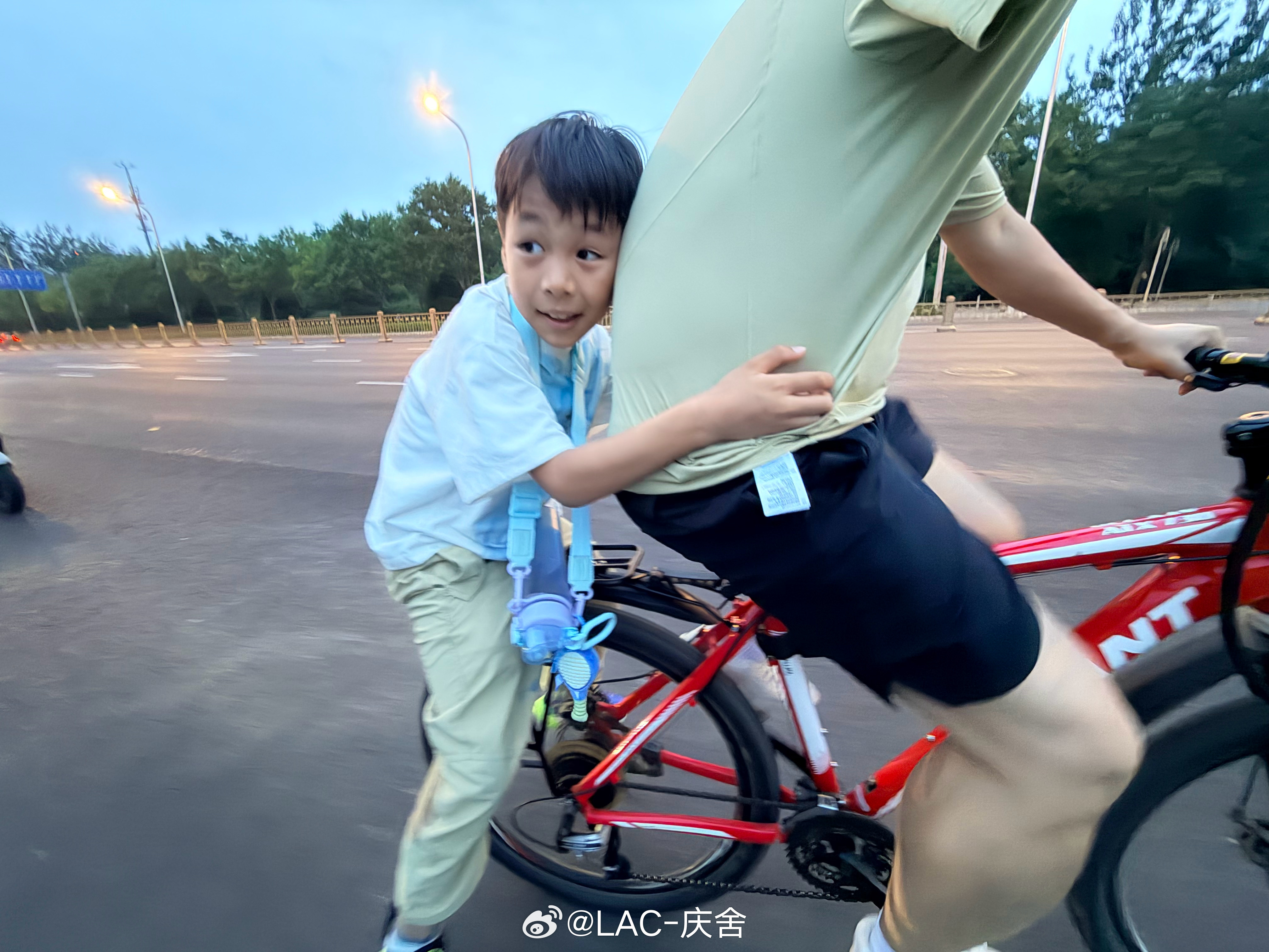 儿子说：爸爸有点硌屁股还得再改装一下