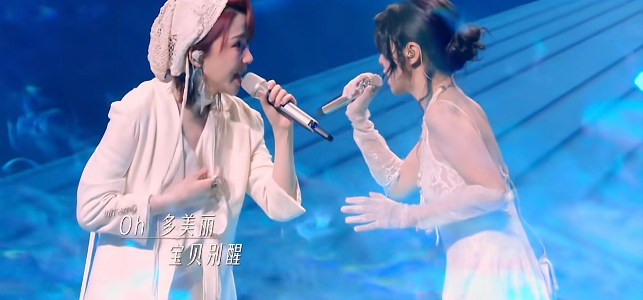 薛凯琪刘恋蒙眼唱别醒薛凯琪刘恋两人互相蒙眼对唱：“我爱坏不掉的心，碎不掉的爱情”