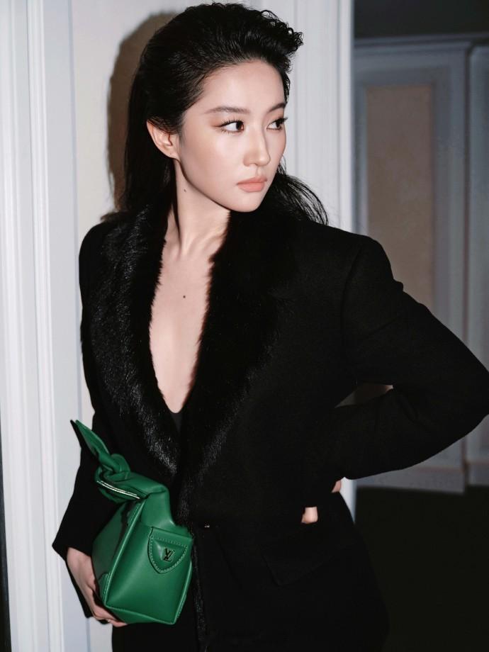深V黑西装帅气又迷人、背头干练优雅——刘亦菲。每日明星美图分享 另外刘亦菲超90
