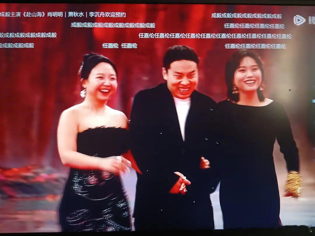 星光大赏红毯  徐志胜像是被辣目洋子和李雪琴逮捕上来的[允悲] 