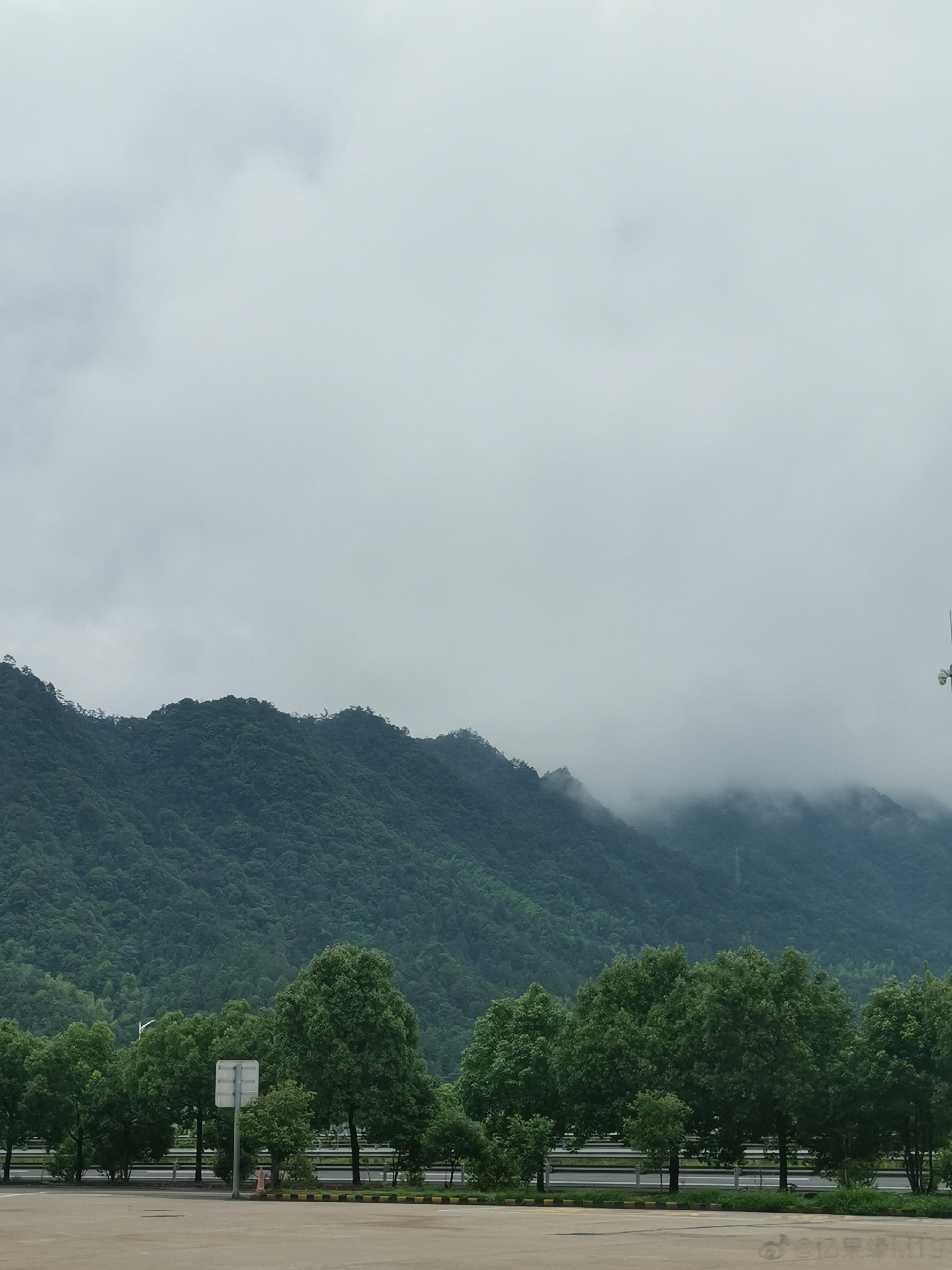 高血压的四大症状一、头部症状1.头痛：往往是由于血管壁的压力增加，以及血管收缩等