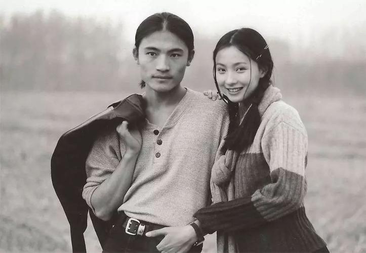 1993年拍《阳光灿烂的日子》时，耿乐和陶虹留下的这张黑白合影太绝了。那年耿乐1