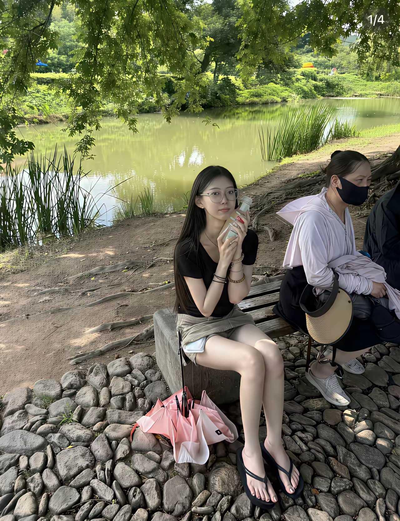 姑娘的手指脚趾都很修长，估计得有一米七以上，身材高挑，有种富家千金的气质。就是带