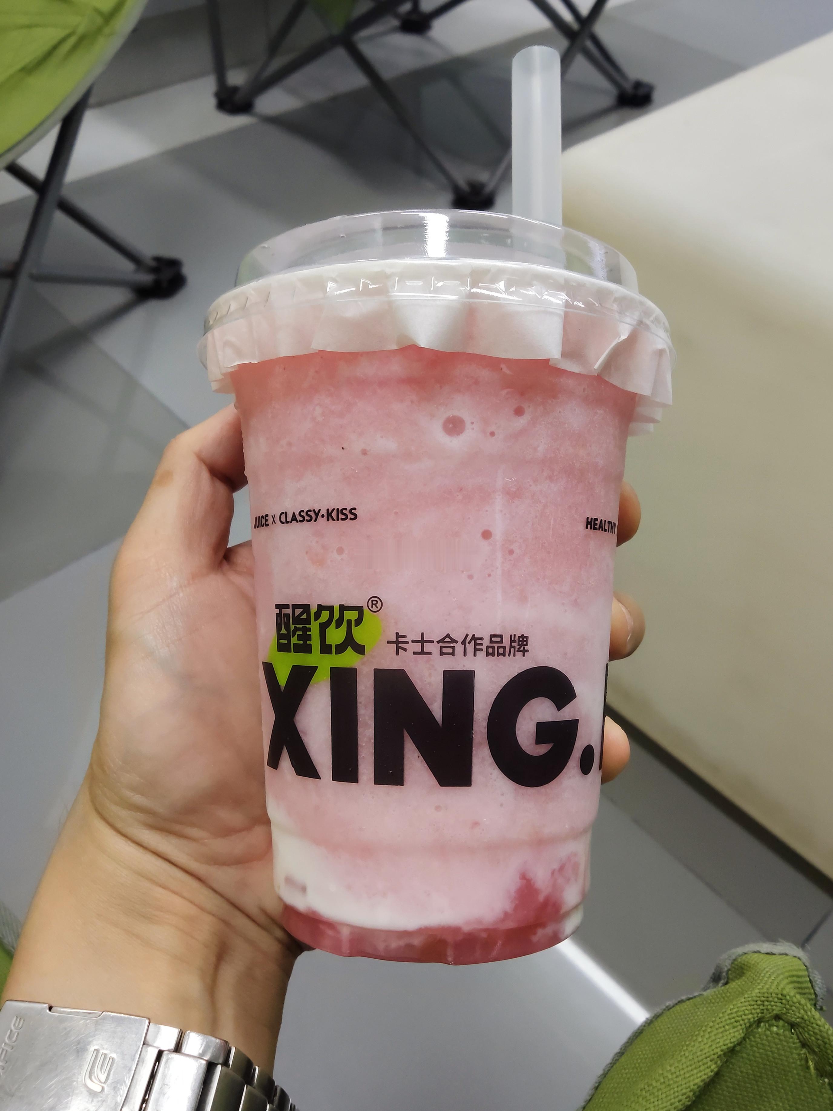 东厦100附近的这家冷饮店，消磨时间来的，写着是零添加，卡士合作品牌，有各种类型
