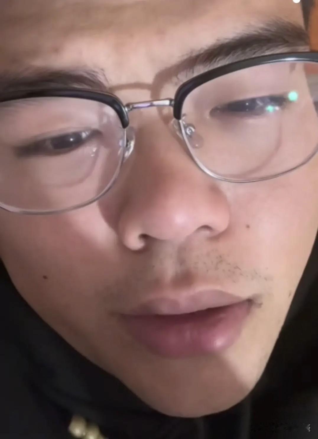 真相让人心疼！瑶弟一脸憔悴不堪的样子，心里应该藏了很多心事。满眼的泪花和委屈已经