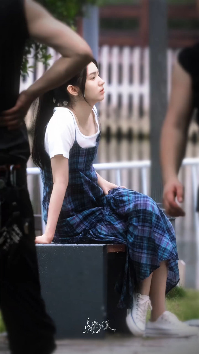 娱乐镜头模糊也挡不住周也的美氛围感美貌根本不受画质限制，就算镜头糊成一片，镜头模
