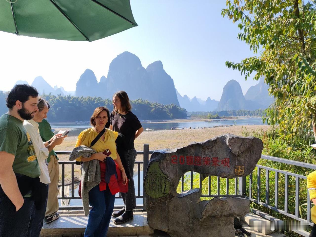 桂林山水甲天下，一点都没错，连外国友人都喜欢这里。
大家去桂林旅游，是去桂林市区